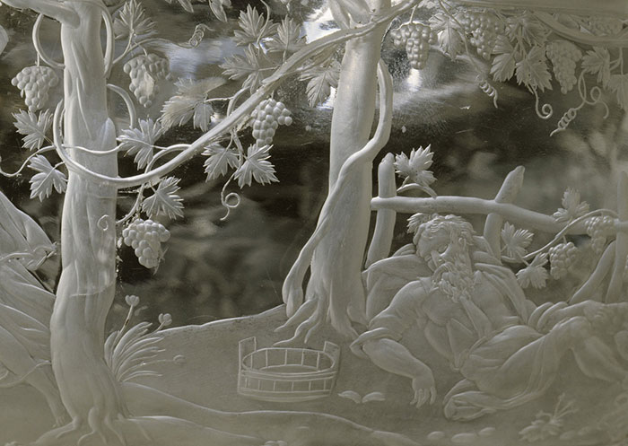 Détail d'un vase en cristal de roche, milieu du XVI<sup>e</sup> siècle, représentant l'ivresse de Noé. Musée du Louvre, Paris. ©  RMN/Droits réservés