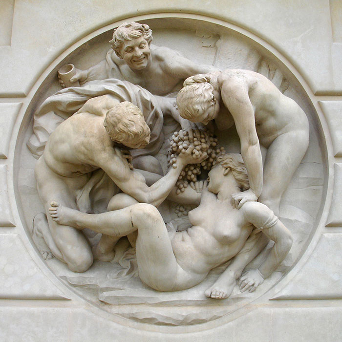 Bacchanale de Jules Dalou, sculptée dans une pierre de Tercé, vers 1895-1898. Fontaine du jardin des Serres d'Auteuil, Paris. ©  9jules9